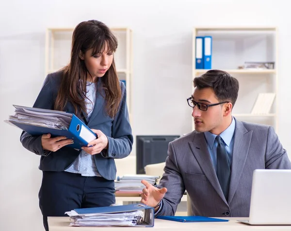 Uomo e donna che lavorano in ufficio — Foto Stock