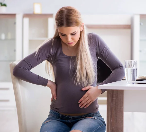 Gravid kvinna hemma gör sig redo för förlossning — Stockfoto