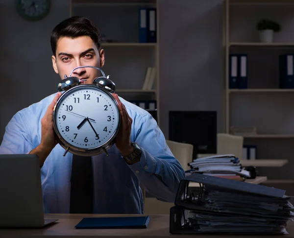 Jovem empregado que trabalha horas extras para cumprir prazo — Fotografia de Stock