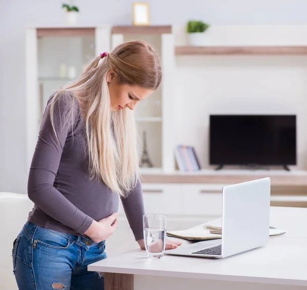 Donna incinta a casa prepararsi per il parto — Foto Stock