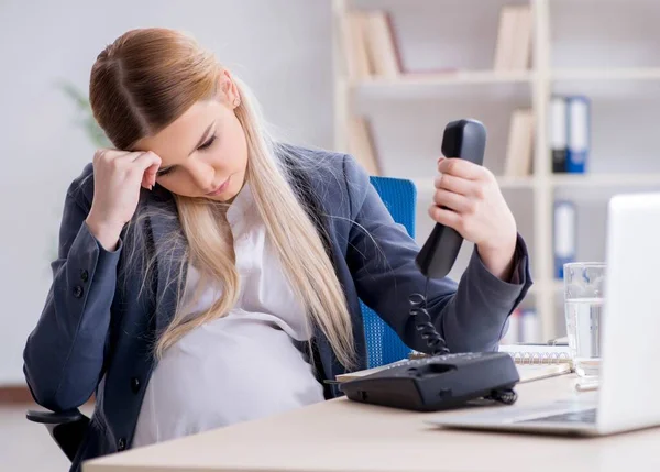 Pregnant woman employee in the office — Stock Photo, Image