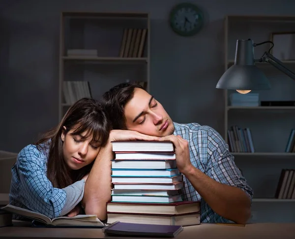 Dois estudantes estudando tarde da noite — Fotografia de Stock