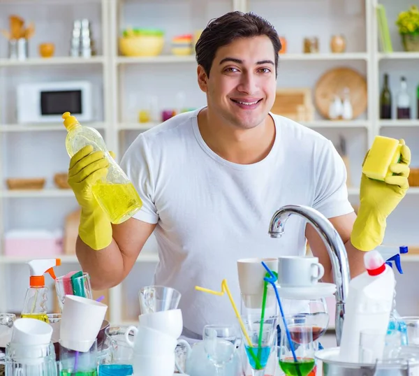 Homme appréciant vaisselle lavage corvées à la maison — Photo