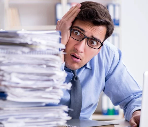 Extremt upptagen affärsman som arbetar på kontoret — Stockfoto