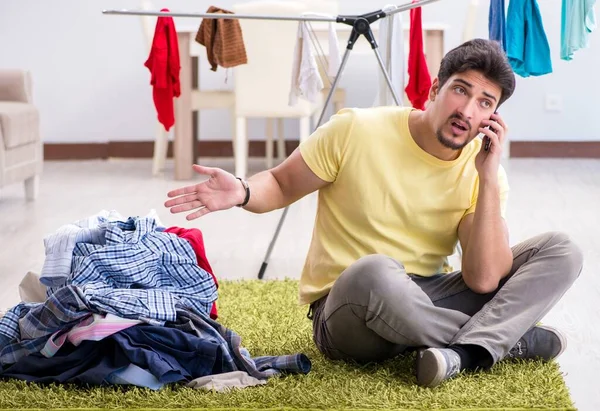 Hombre guapo marido haciendo lavado en casa — Foto de Stock