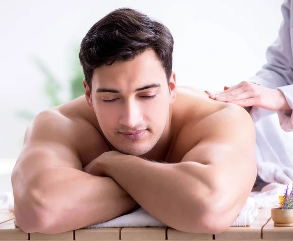 Hombre en spa disfrutando de su tiempo —  Fotos de Stock