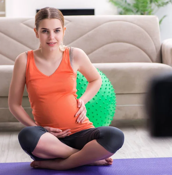 Kobieta w ciąży nagrywania wideo na blogu i vlog — Zdjęcie stockowe