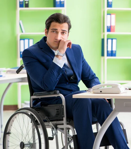 Behinderter Geschäftsmann arbeitet im Büro — Stockfoto