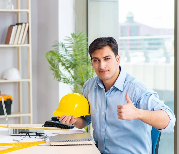 Construction engineer working on new project — Stock Photo, Image