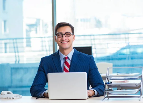 Joven hombre de negocios guapo empleado que trabaja en la oficina en el escritorio —  Fotos de Stock