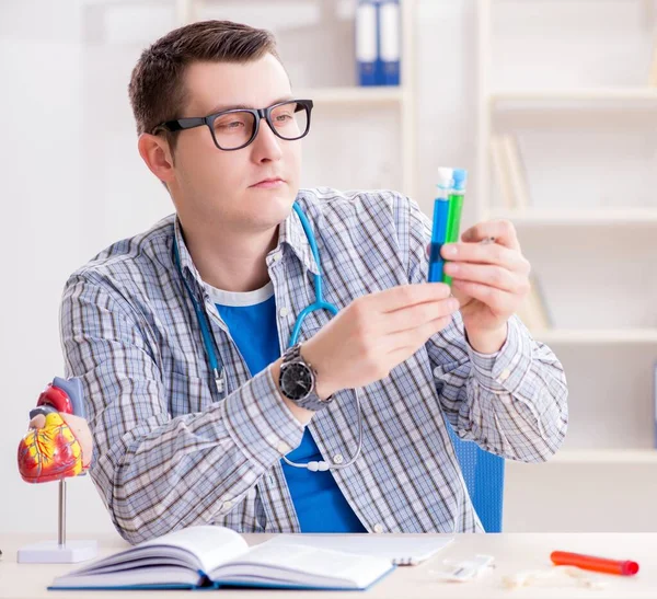 Jeune étudiant étudiant en chimie à l'université — Photo