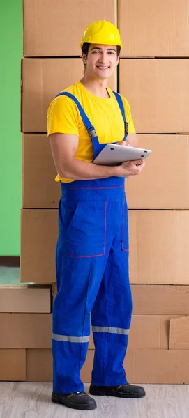 Homem empreiteiro que trabalha com caixas de entrega — Fotografia de Stock