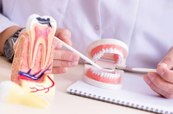 Dentista trabalhando implante de dentes em laboratório médico — Fotografia de Stock