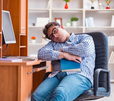 Bilgisayar masasında genç bir öğrenci