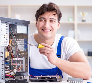 Tecrübeli teknikler tarafından bilgisayar donanımı onarımı ve onarımı