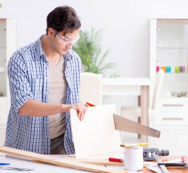 Marangozluk hobisi olan genç bir adam.