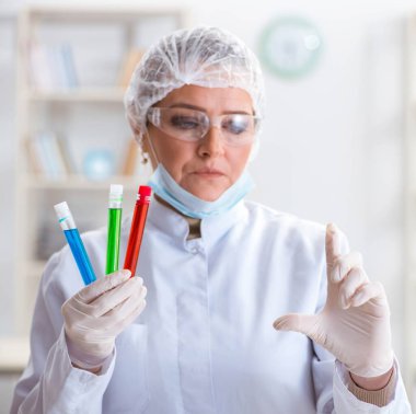 Laboratuvarda sanal düğmeye basan kadın kimyager.