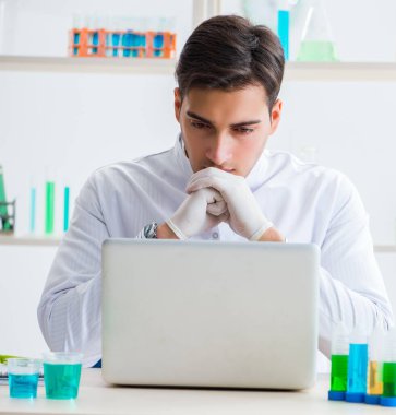 Laboratuvarda çalışan erkek kimyager.