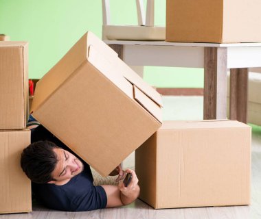 Kutuları taşıyan adam.