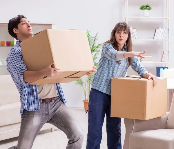 Família jovem se mudando para novo apartamento depois de pagar hipoteca — Fotografia de Stock