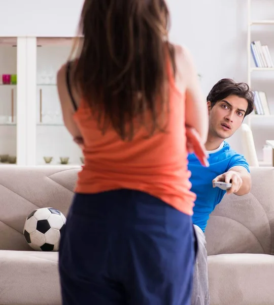 Esposa infeliz de que el marido está viendo fútbol — Foto de Stock