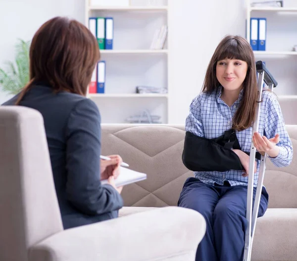 Injured woman visiting phychologist for advice — Stock Photo, Image