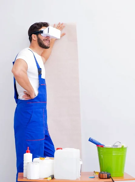 Man with VR glasses gluing wallpaper — Stock Photo, Image