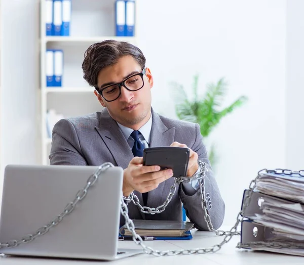 Funcionário ocupado acorrentado à sua mesa de escritório — Fotografia de Stock