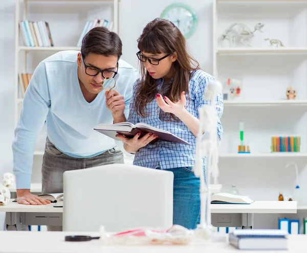 Due studenti di medicina che studiano in classe — Foto Stock