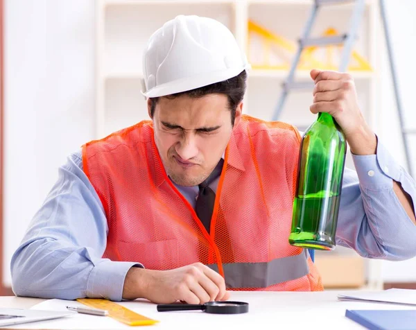 Ingeniero borracho trabajando en el taller — Foto de Stock