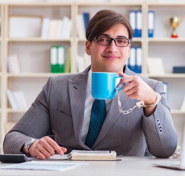 Kahvesine kelepçelenmiş bir iş adamı.