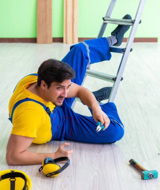 İş yerinde yaralı bir işçi var.