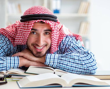 Üniversite sınavlarına hazırlanan Arap öğrenci