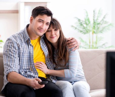 Evde çift televizyon seyredin.