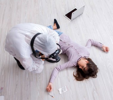 Olay yerindeki adli tıp araştırmacısı kadın mur.