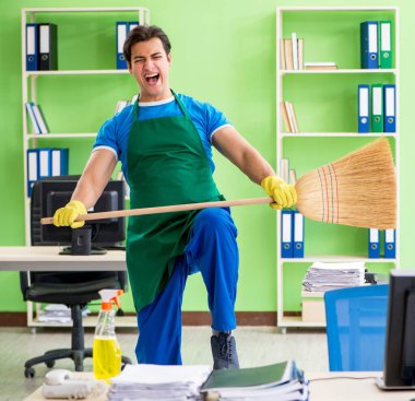 Genç, yakışıklı, profesyonel temizlikçi.