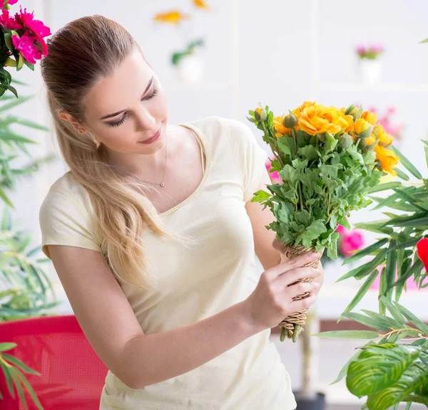 Giovane donna che innaffia le piante nel suo giardino — Foto Stock