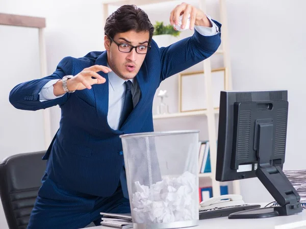 Joven hombre de negocios guapo empleado trabajando en la oficina en paperwo — Foto de Stock