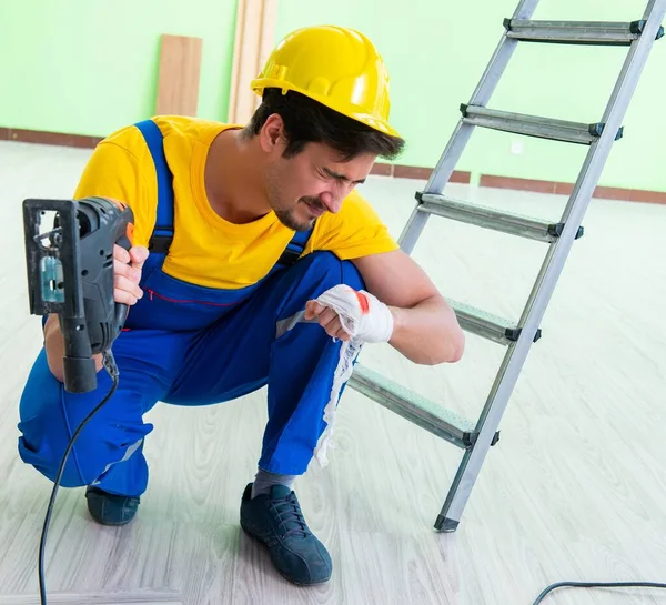 Lavoratore ferito sul luogo di lavoro — Foto Stock