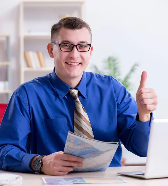 Ung anställd förbereder sig för semester resa — Stockfoto