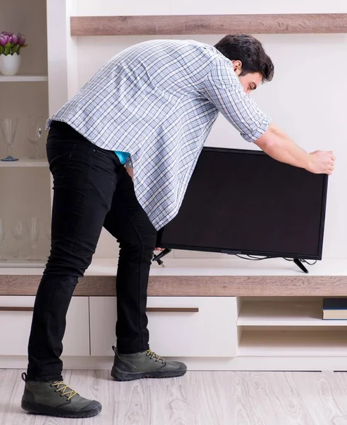 Hombre tratando de arreglar la televisión rota — Foto de Stock