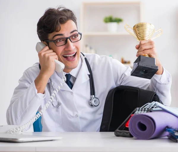 Arzt geht in der Mittagspause ins Fitnessstudio — Stockfoto