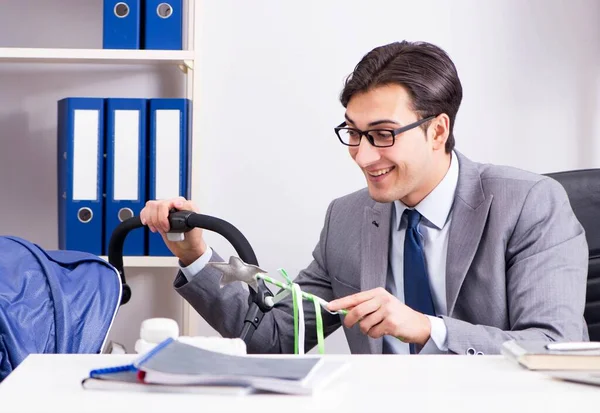 Empresário cuidando do bebê recém-nascido no escritório — Fotografia de Stock