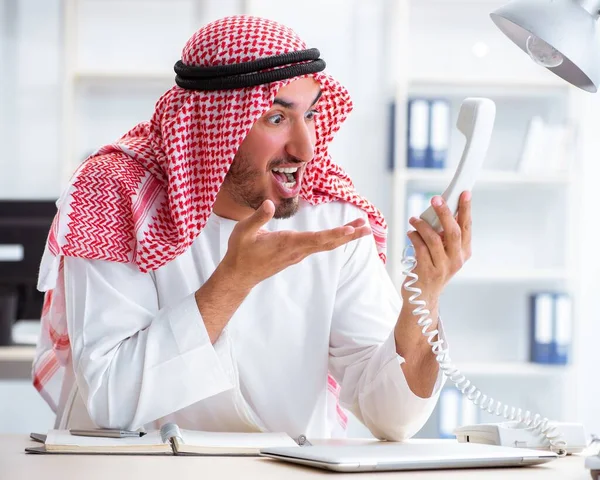 Homme d'affaires arabe travaillant dans le bureau — Photo