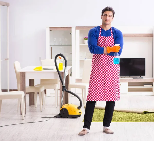 Imprenditore uomo pulizia casa facendo faccende — Foto Stock