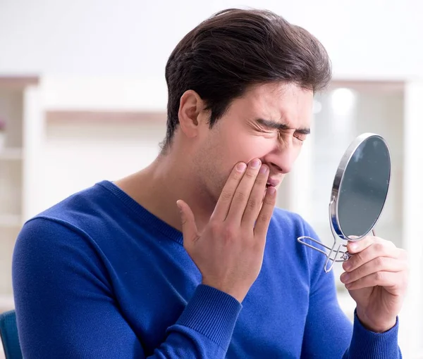 L'homme panique à cause des boutons sur la peau — Photo