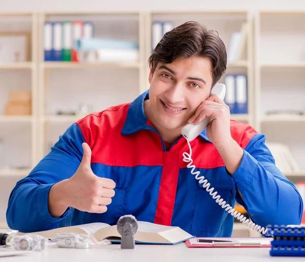 Lavoratore in uniforme che lavora al progetto — Foto Stock