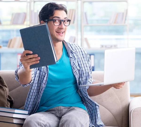 Étudiant caucasien avec ordinateur portable se préparant pour les examens universitaires — Photo