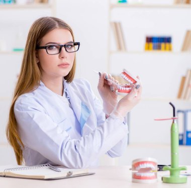 Diş hekimliği öğrencisi sınıfta pratik yapıyor.