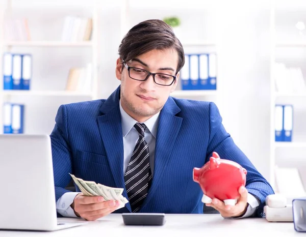 Geschäftsmann denkt in der Krise an seine Ersparnisse — Stockfoto
